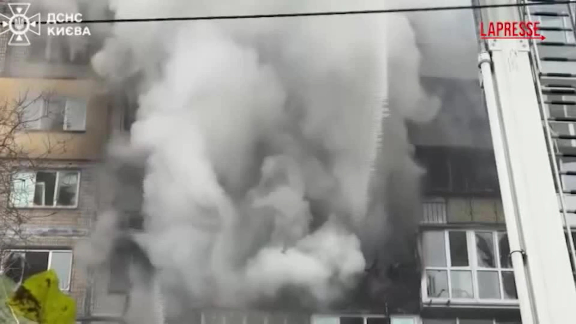 Ucraina, massiccio raid russo su Kiev: gli edifici devastati nella capitale