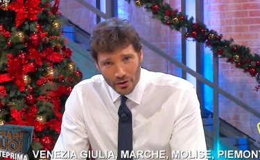 Affari tuoi, De Martino stronca Herbert Ballerina: "Orribile"