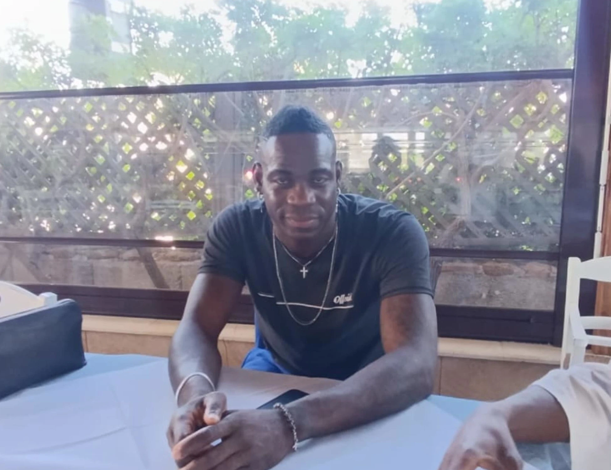 Balotelli fatto evacuare: maxi-incendio a Ugento