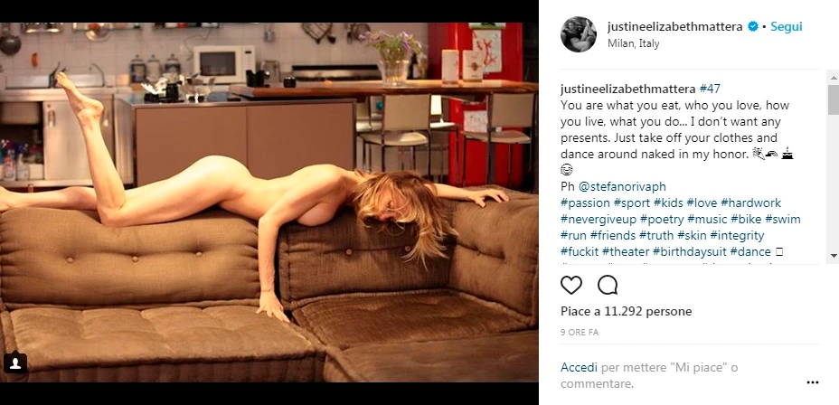 Justine Mattera, non è uno scherzo: nudo integrale sul divano, la foto oltre ogni limite