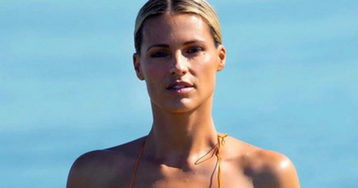 Michelle Hunziker, la corsa in mare? Guarda come... ballano: foto da urlo, occhio al seno