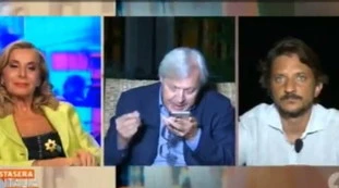 Vittorio Sgarbi a Stasera Italia: "Coronavirus, qual è l'emergenza? Lo sapete che...". Scandalo in diretta: "Negazionista"