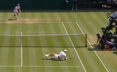 Novak Djokovic da urlo, il tuffo immaginifico: come chiude il set