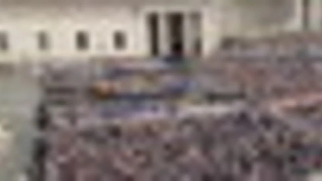 Piazza San Pietro gremita per il primo Regina Caeli di Leone XIV