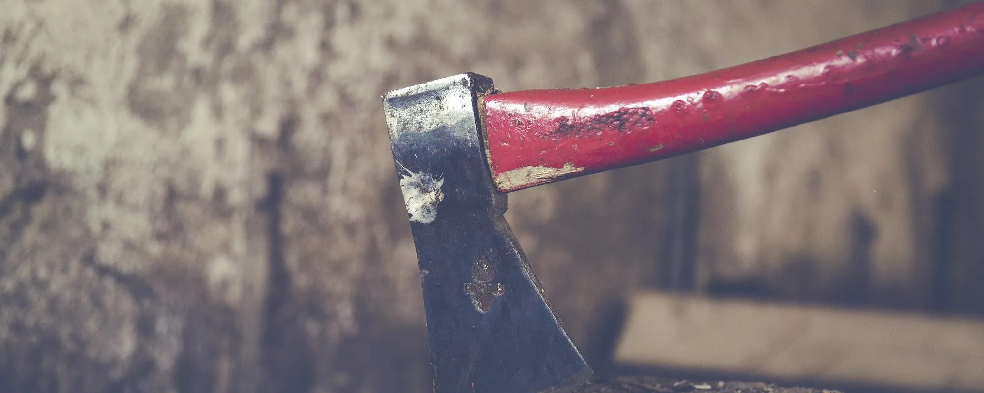Sconosciuto sale sull'auto di una donna con l'accetta: finisce male