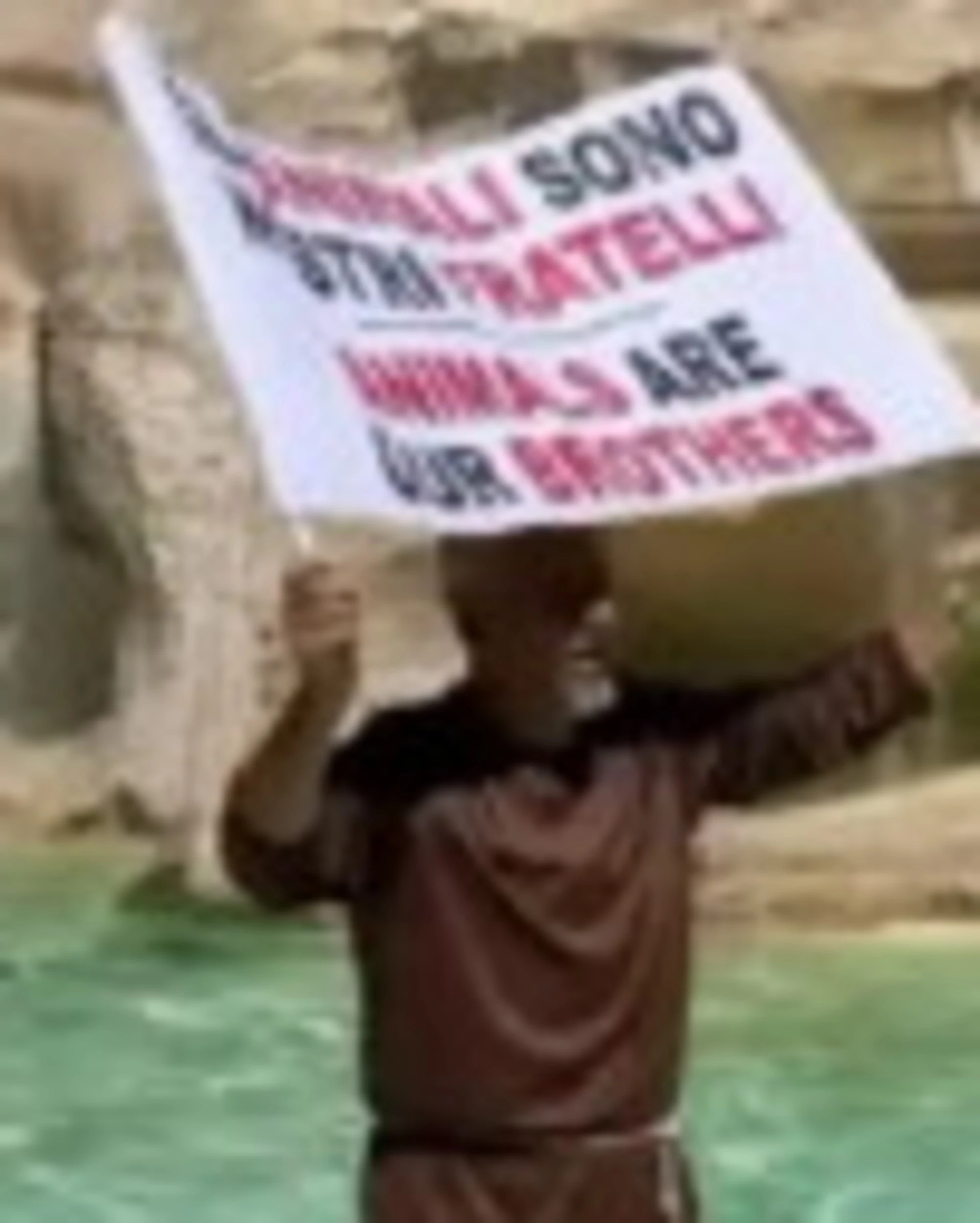 Roma, entra con un cartello nella Fontana di Trevi: chi è quest'uomo