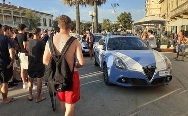 Viareggio, corre nudo in centro e aggredisce gli agenti: marocchino riportato al Cpr