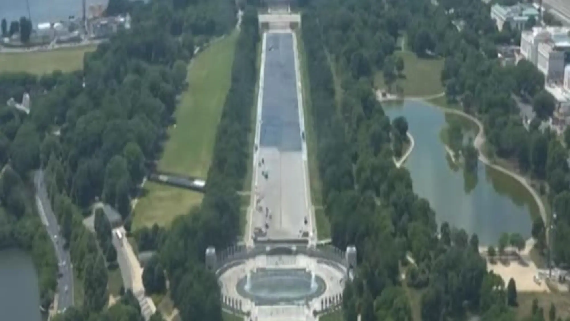 Usa, non solo la sala da ballo: Trump fa rivestire di blu la vasca del Lincoln Memorial