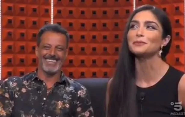 Grande Fratello, Ambra Lombardo in costume intero: professoressa da calendario, Lato B più bello d'Italia