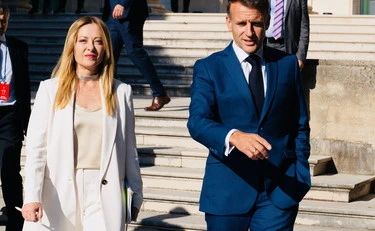 Il Financial Times incorona l'Italia: "Inversione di tendenza storica". Un clamoroso schiaffo a Macron
