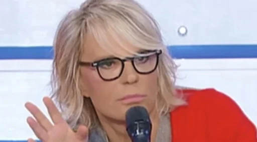 Maria De Filippi telefona a Signorini: "Quelle accuse...", caos in studio