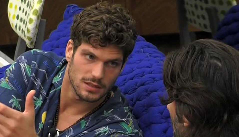 Grande Fratello Vip, Elia Fongaro e il brutto sospetto sugli autori: "Linea già definita", viene giù Mediaset