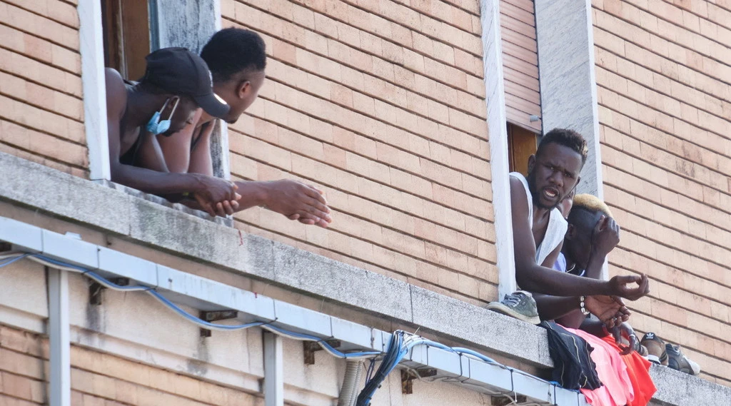 Matteo Salvini e l'accoglienza dei migranti: "Positivi al coronavirus e strano intreccio tra coop e Prefettura, interrogazione Lega alla Lamorgese"