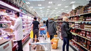 Coronavirus, il lockdown aumenta l'aggressività: il supermercato diventa un ring e la spesa si fa a gomitate