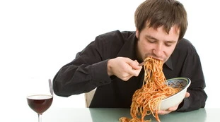 Alimentazione, ceni in meno di 20 minuti? Corri rischi enormi: ecco le conseguenze