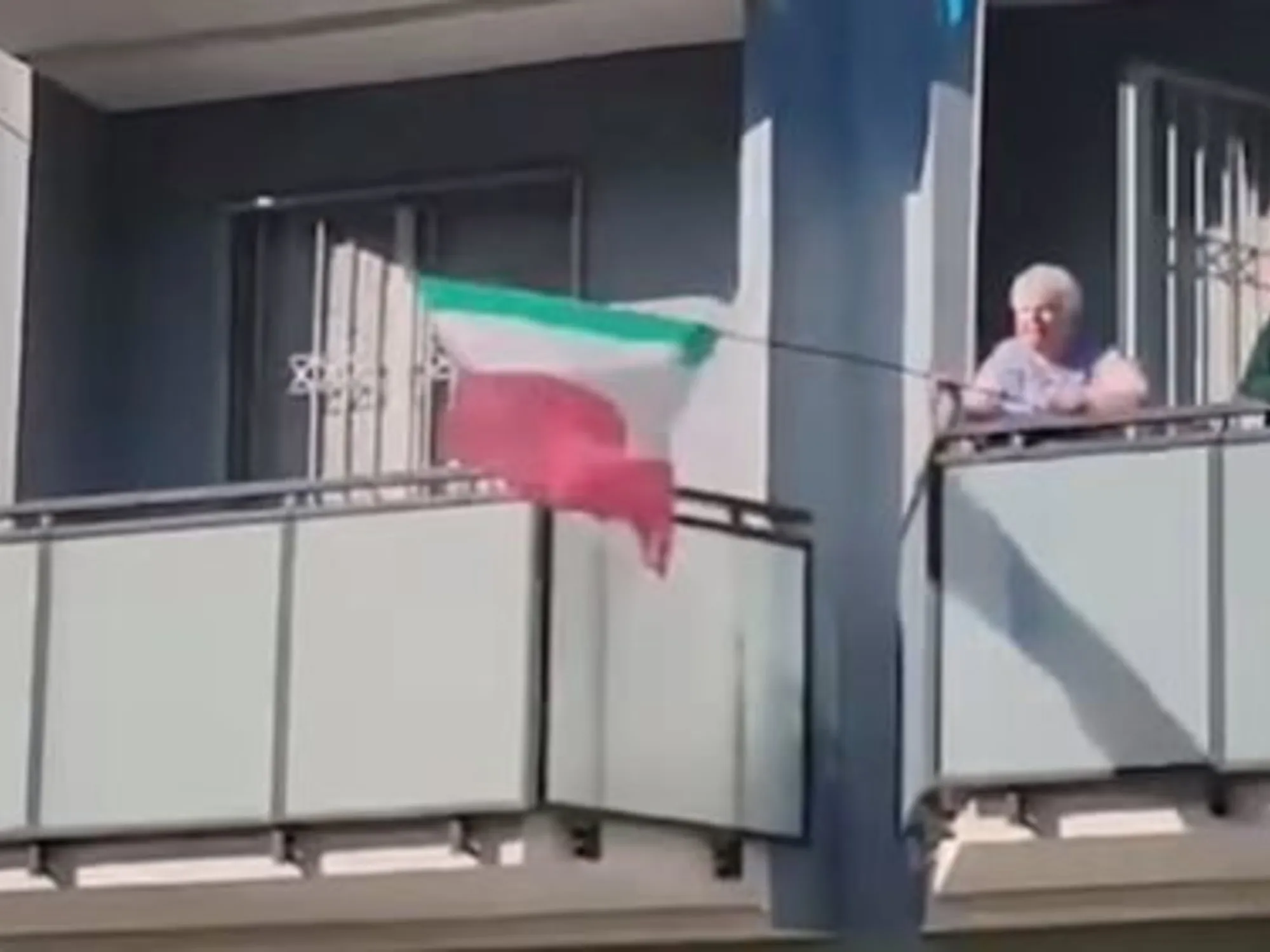 Leggi l'articolo: "Nonna Patria" fa impazzire la sinistra e i pro-Pal: orgoglio-tricolore sul balcone <span style="color: rgb(153, 0, 0);">Video</span>