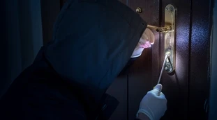 Ladri in azione a Natale, i trucchi: come vi svaligiano casa