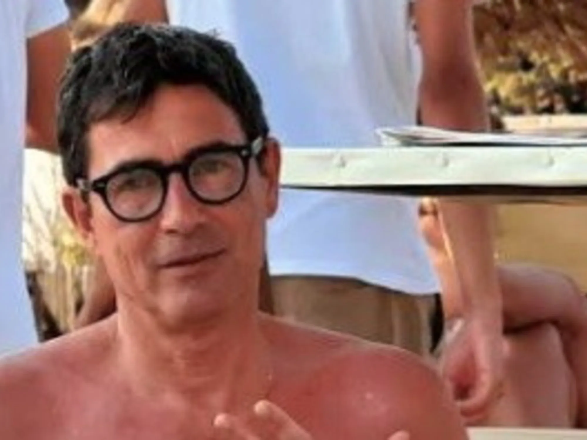 Leggi l'articolo: Fratoianni, le ferie extra-lusso del "comunista": ecco la foto che gli fa perdere la faccia