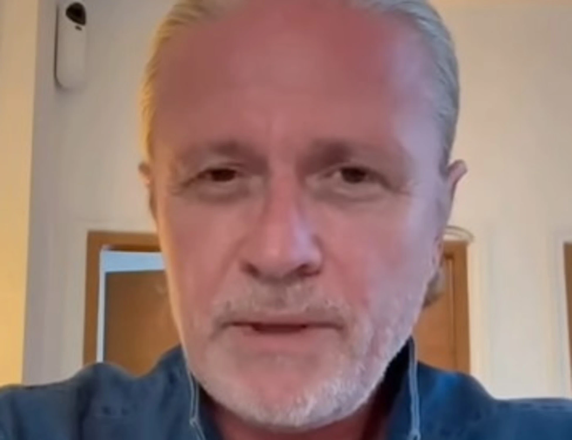 Emmanuel Petit vuole "picchiare tutti questi piccoli idioti". Poi umilia Macron