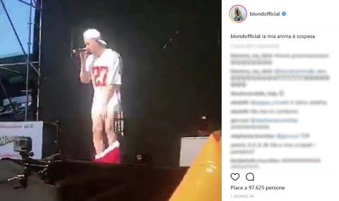 La star di Amici Biondo resta in mutande durante il concerto