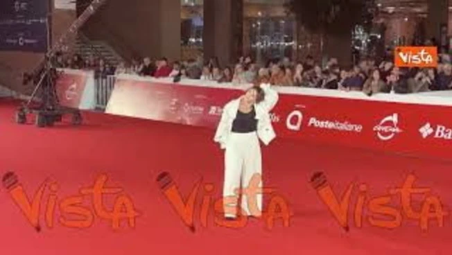 Paola Minaccioni posa sul tappeto rosso per i fotografi alla Festa del Cinema di Roma
