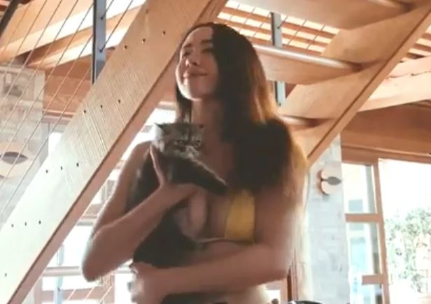 Aurora Ramazzotti, sopra così e sotto... Perizoma e sedere in primo piano. Le immagini da censura