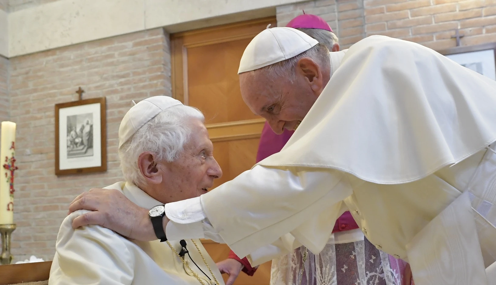 Papa Francesco, la doppia mossa per cancellare Benedetto XVI: retroscena inquietante, caos in Vaticano