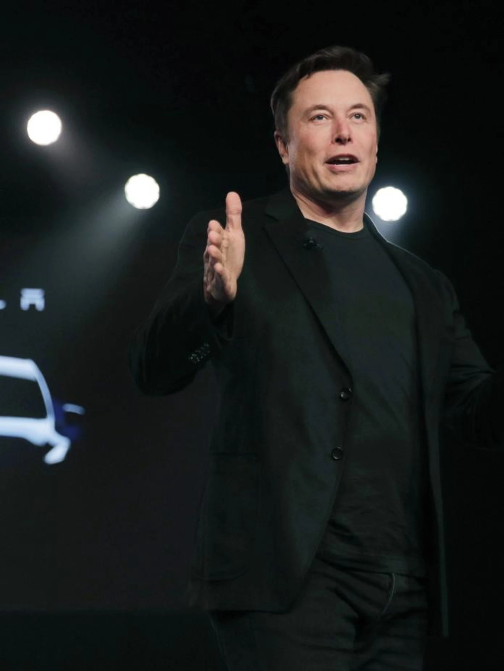 Dazi, Elon Musk umiliato da Navarro: "È un assemblatore di automobili..."