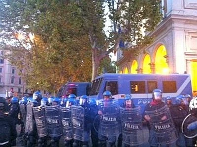 Corteo a Roma, scontri e fermi Incappucciati in azione