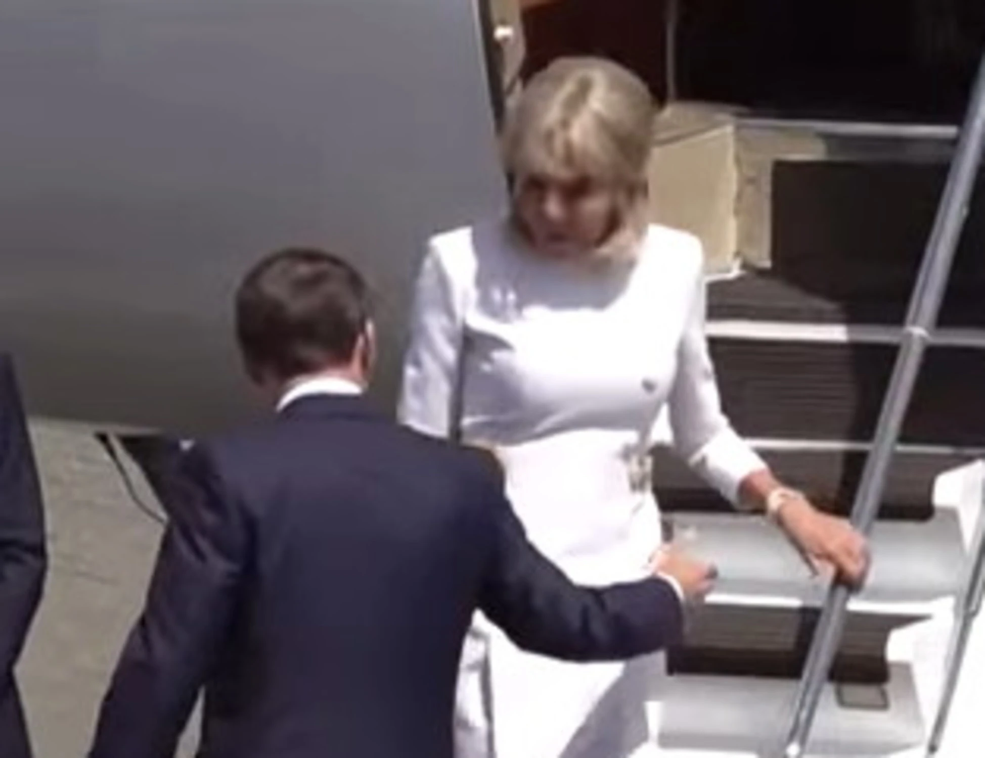 Brigitte umilia ancora Macron in aeroporto: un gesto clamoroso