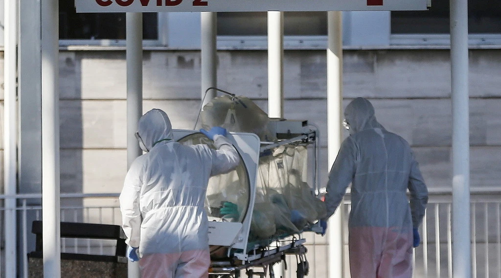 Coronavirus, bollettino 16 dicembre: 17mila contagi, 680 morti. Calano ricoveri e tasso di positività. La strana "fluttuazione" delle cifre
