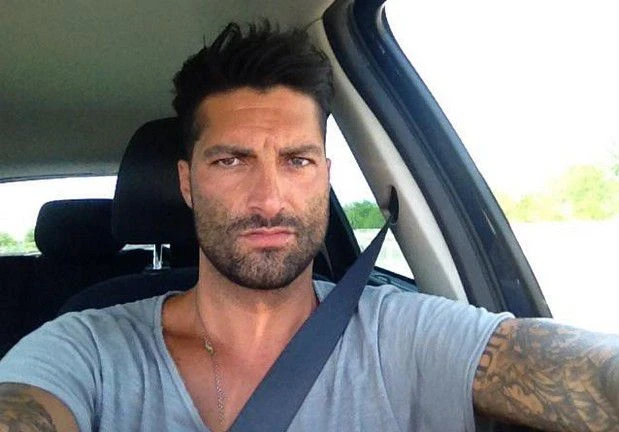 Uomini e donne, il disperato appello vip a Maria De Filippi: &quot;Sono caduto in disgrazia, solo tu puoi salvarmi&quot;