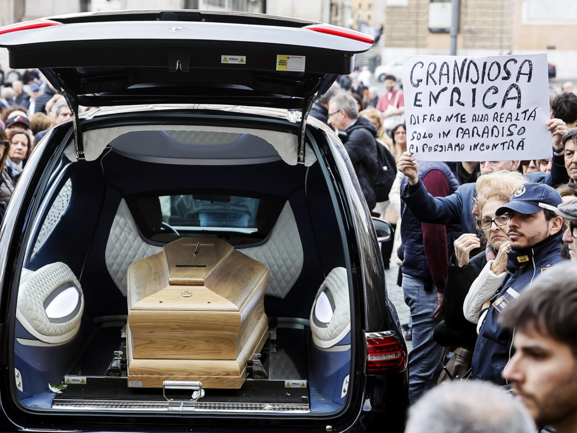 Enrica Bonaccorti, clamoroso ai funerali: chi non si è presentato