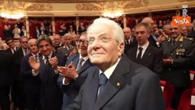 Standing ovation per Mattarella al 150esimo del Corriere della Sera alla Scala di Milano