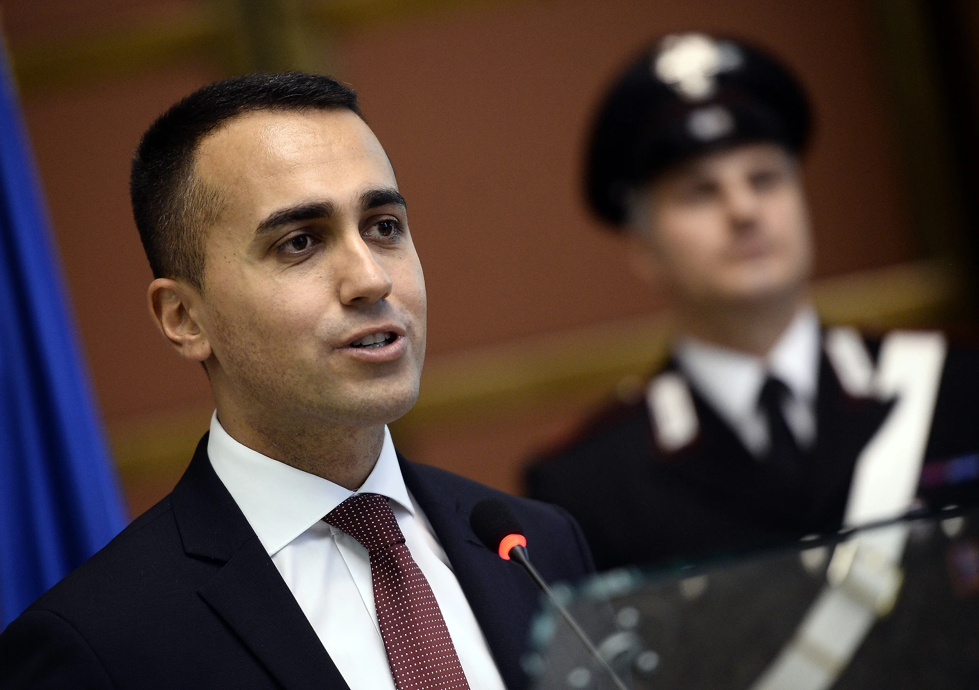 Luigi Di Maio costringe il padre Antonio a chiedere scusa. Sospetti nel M5s sul condono di Ischia