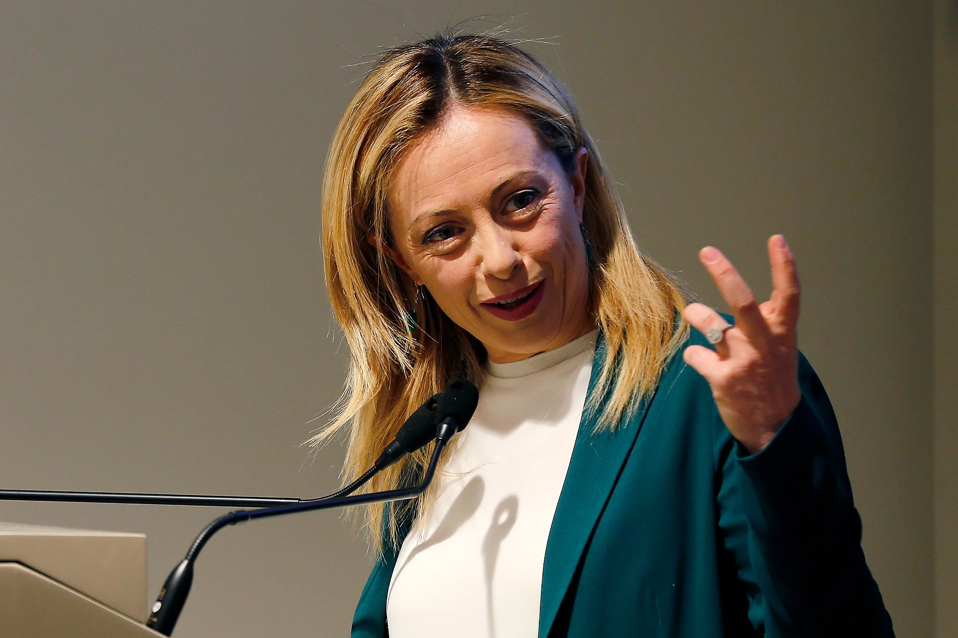 Giorgia Meloni a Jean Claude Juncker: "Altroché migranti, il 26 maggio ti mando una bottiglia di vino a casa"