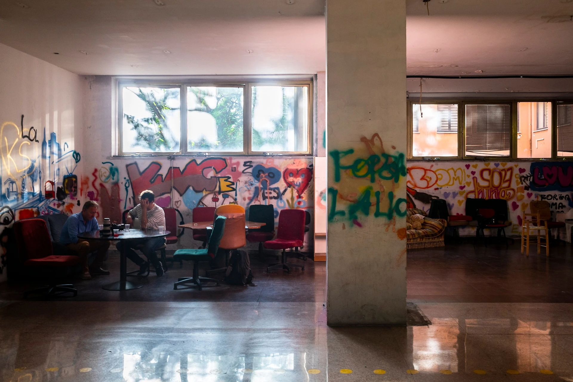 Le sardine a Roma nel centro sociale: è il palazzo occupato del blitz dell'elemosiniere del Papa pro-abusivi