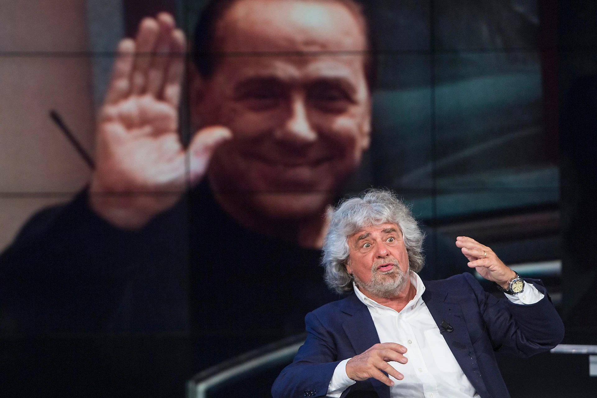 Silvio Berlusconi, Beppe Grillo lo insulta sul blog: "Ex badante, non riesce nemmeno ad andare a putt***"