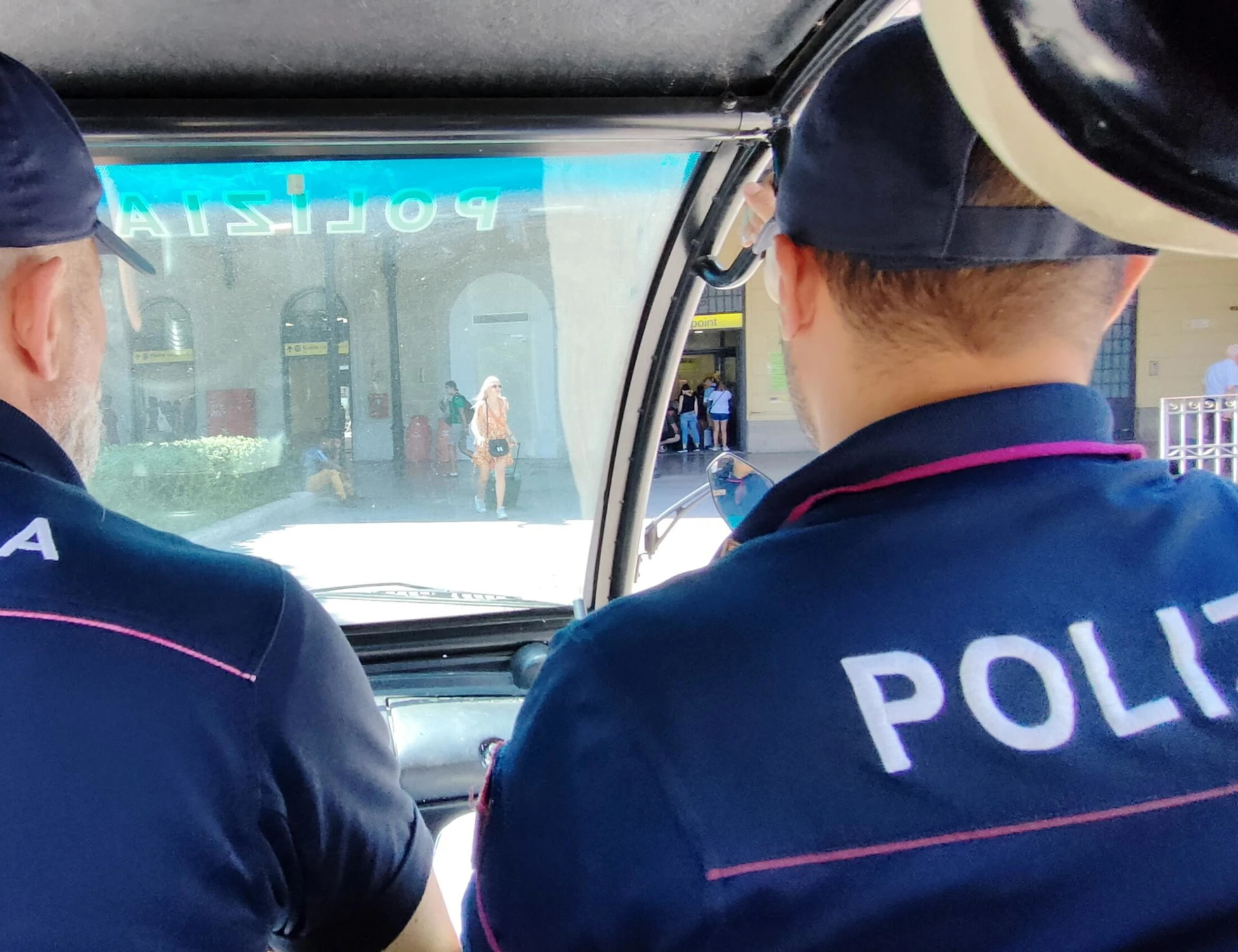 Trento, prova a scappare e morde la mano a un agente: il raptus dello straniero