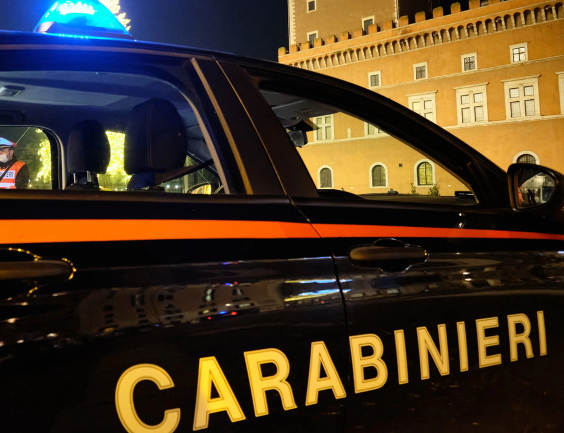 Alessandria, lanciano un piccone contro l'auto dei carabinieri: ribaltata