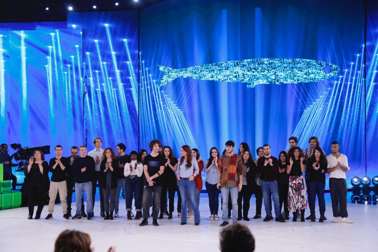 Serale Amici, la farsa delle Sardine: fanno propaganda contro Matteo Salvini in diretta da Maria De Filippi