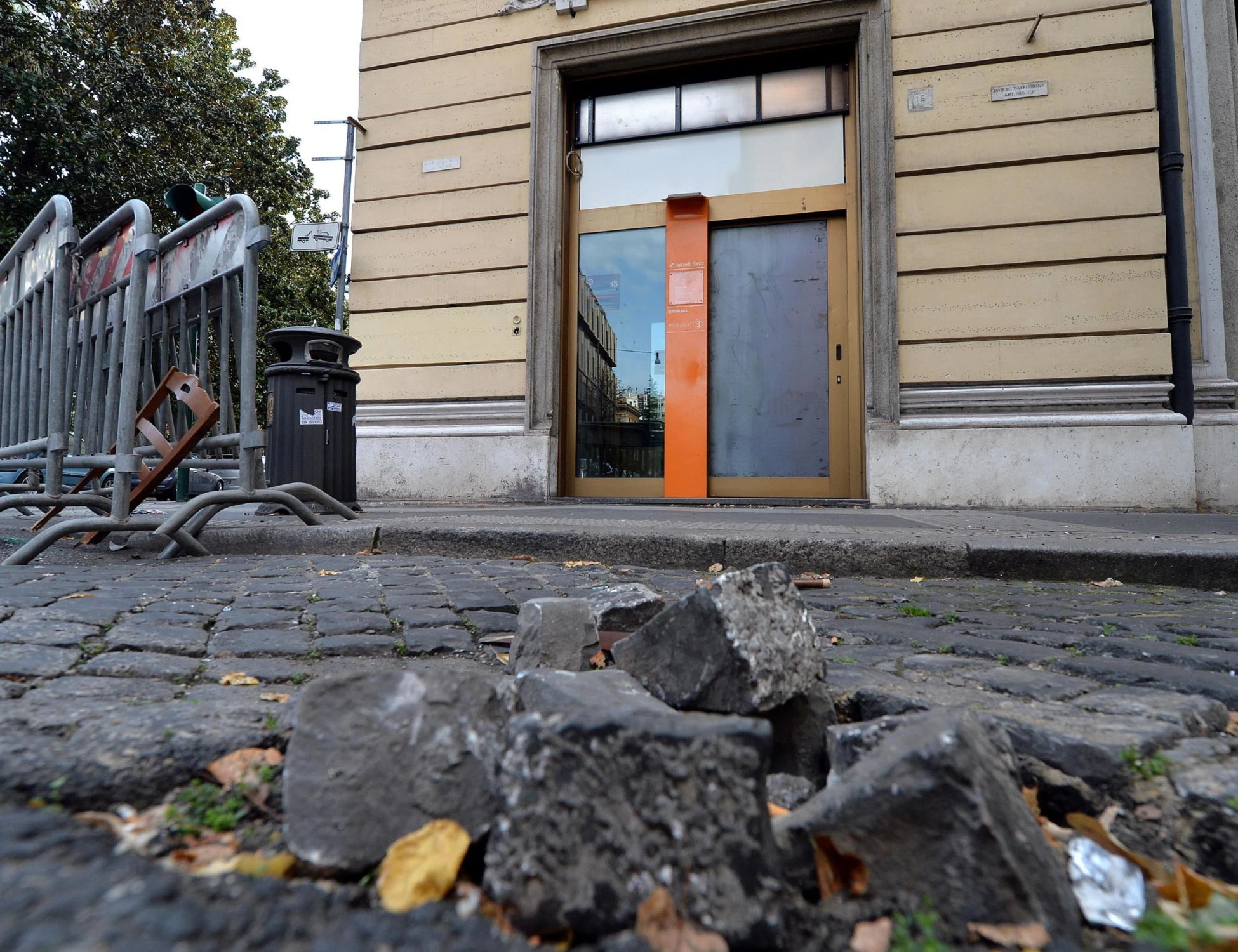 Aprilia, lancia sanpietrini a un conoscente in pieno centro: tunisino finisce in manette