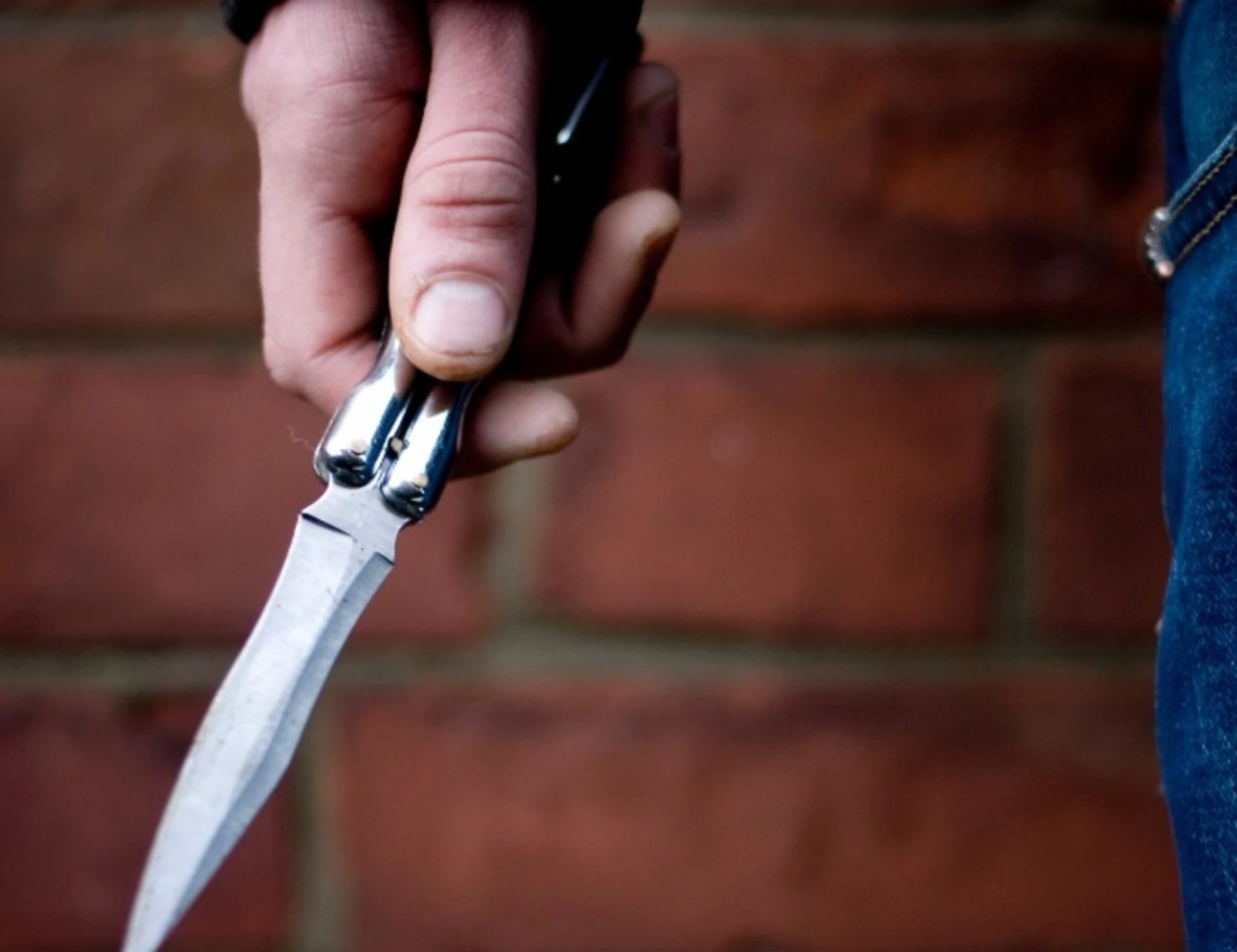 Guidonia, coltellate alla schiena di un passante "senza ragioni": orrore del tunisino