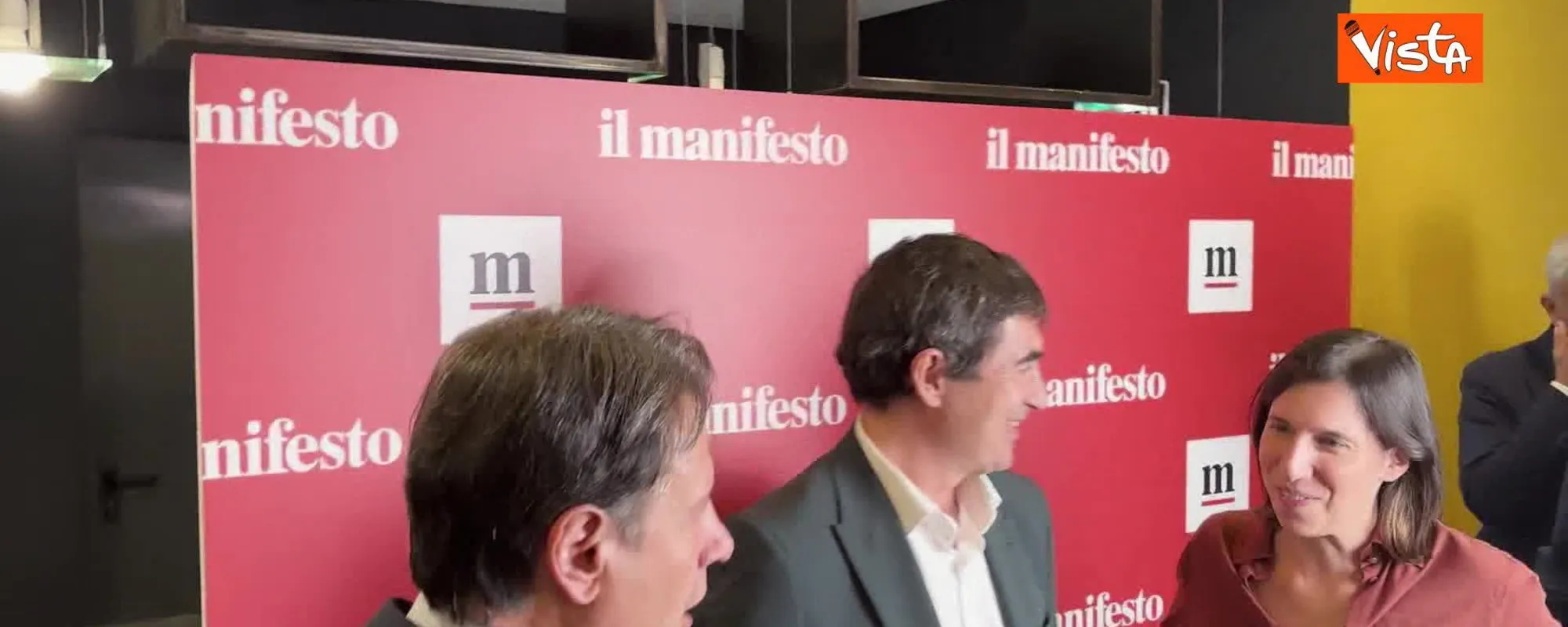 "Mi buttano fuori". Conte, che imbarazzo: la foto è un disastro