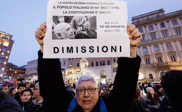 Referendum, vince il "No": ecco i dati definitivi. Festa rossa senza freni in piazza