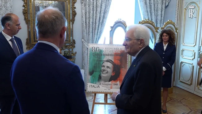 Presentato a Mattarella il francobollo per l'80° anniversario della Repubblica