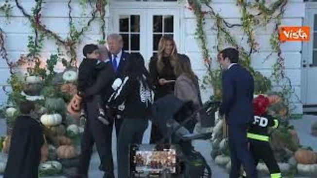 Halloween alla Casa Bianca, Trump e Melania accolgono i bambini mascherati con i dolcetti