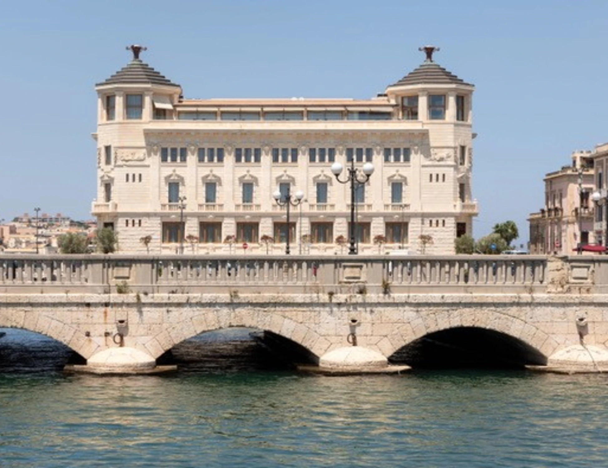 MILANO CORTINA 2026: LA FIAMMA OLIMPICA PASSA PER SIRACUSA E L’ORTEA PALACE LA CELEBRA CON UNA MOSTRA DI CIMELI DI CORTINA 1956 – ROMA 1960 E TORINO 2006