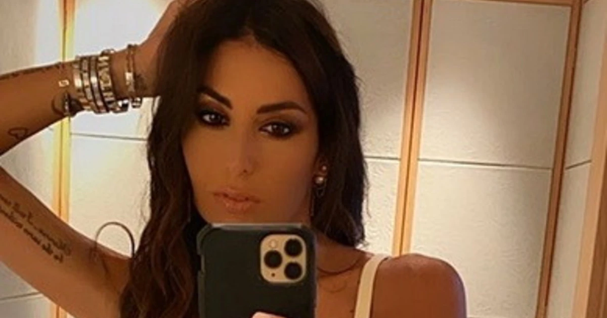 Elisabetta Gregoraci verso il Gf Vip, "i pensieri volano": body color panna attillatissimo, semplicemente pazzesca