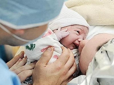 Usa, è boom per il fotografo in sala parto: click d'autore per mamma e bebè